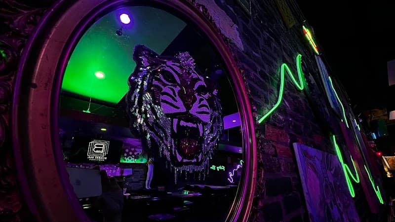 Bizarre Bar: Gallery & Grill photo 2