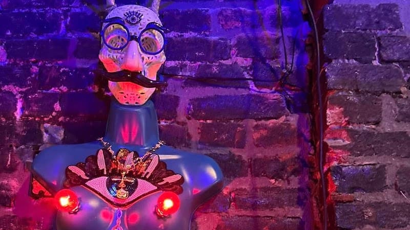 Bizarre Bar: Gallery & Grill photo 3