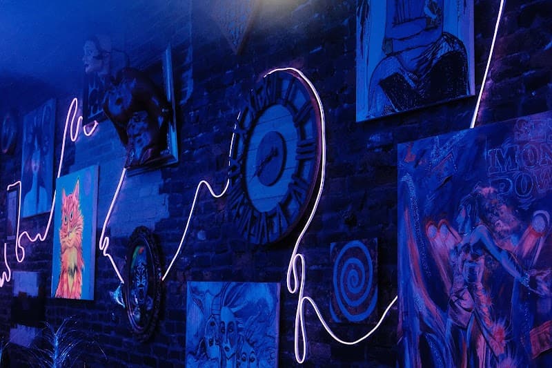 Bizarre Bar: Gallery & Grill photo 5