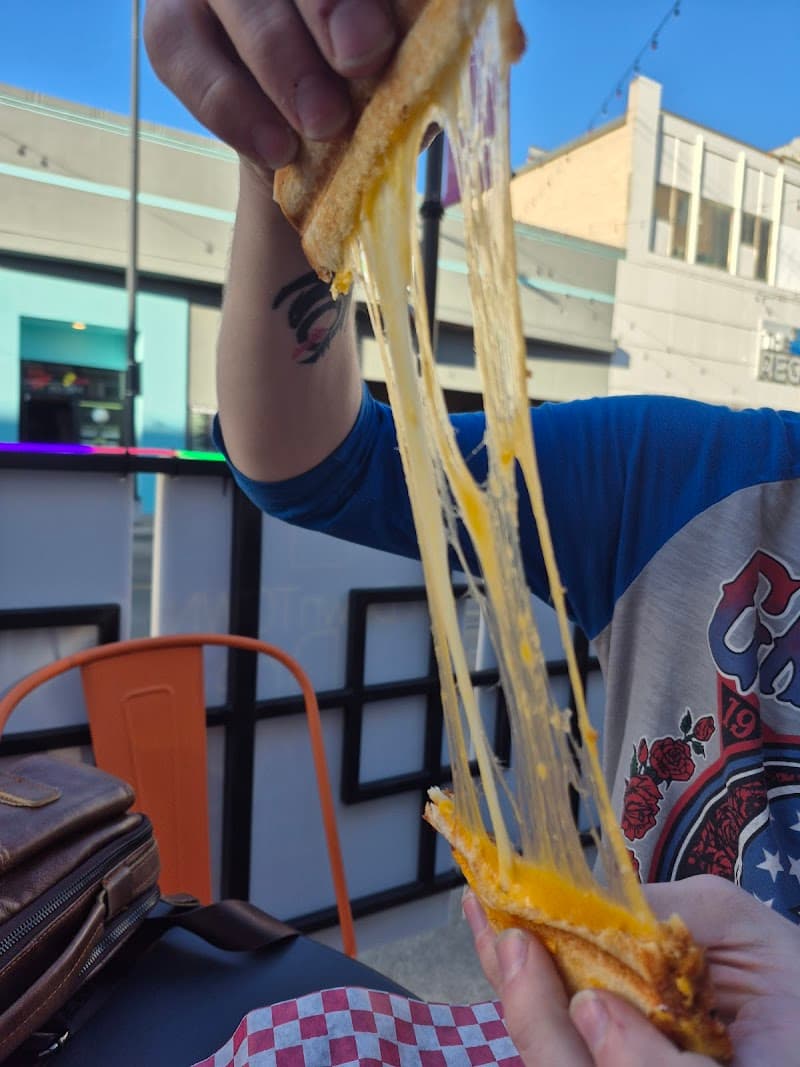 Bizarre Bar: Gallery & Grill photo 6