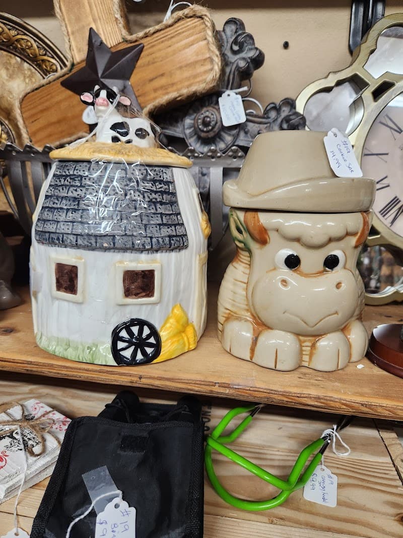 Lisa's Eagle Nest Flea Market photo 5