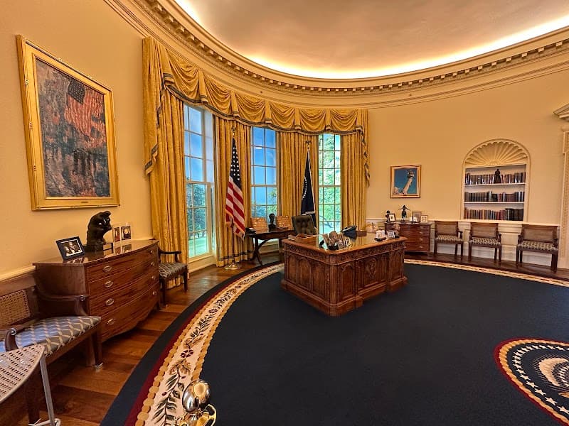 William J. Clinton Library and Museum photo 4