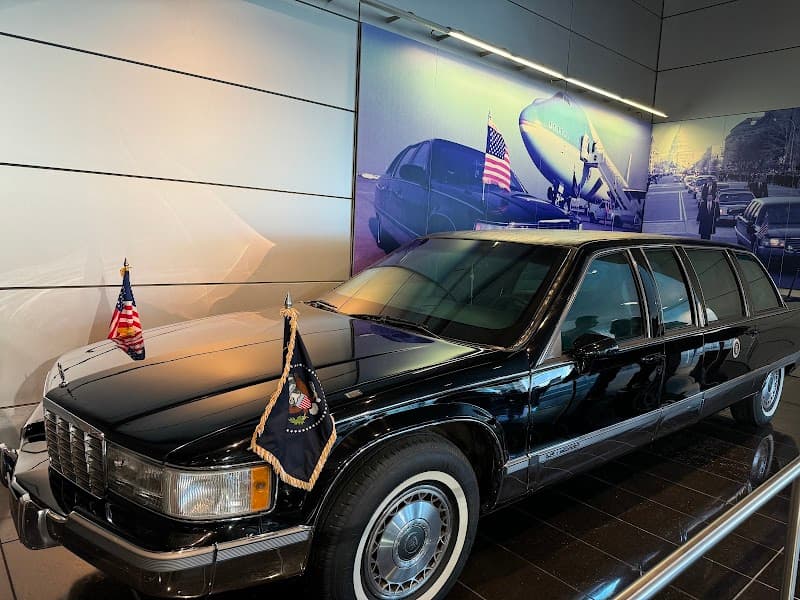 William J. Clinton Library and Museum photo 6