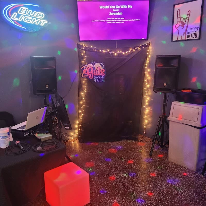 2 Gals Bar and Grill photo 5